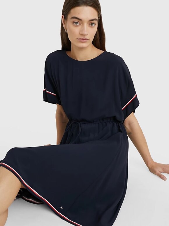 TOMMY WOMENSWEAR - TOMMY SIGNATURE TAPE KIMONO SLEEVE SHIFT DRESS