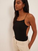 NA-KD SCOOP NECK STRAP BODY