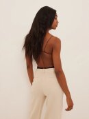 NA-KD SCOOP NECK STRAP BODY