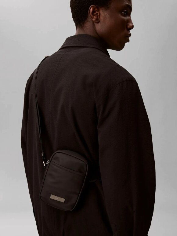 Calvin Klein - CALVIN KLEIN SHOULDERB BAG SLEEK SLIM REPORTER